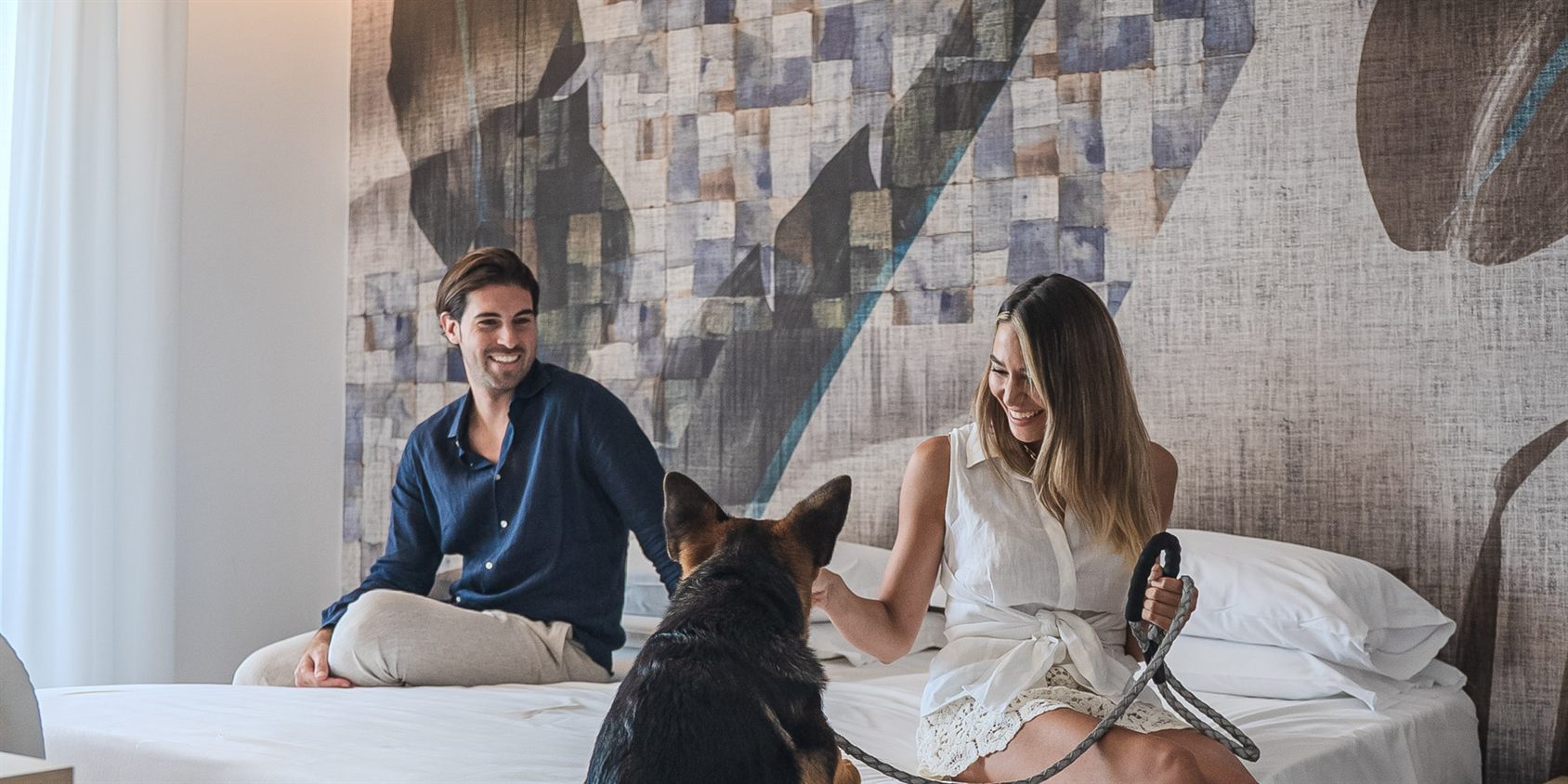 hotel pet friendly a Jesolo: coppia con il proprio cane in camera al Cesare Augustus