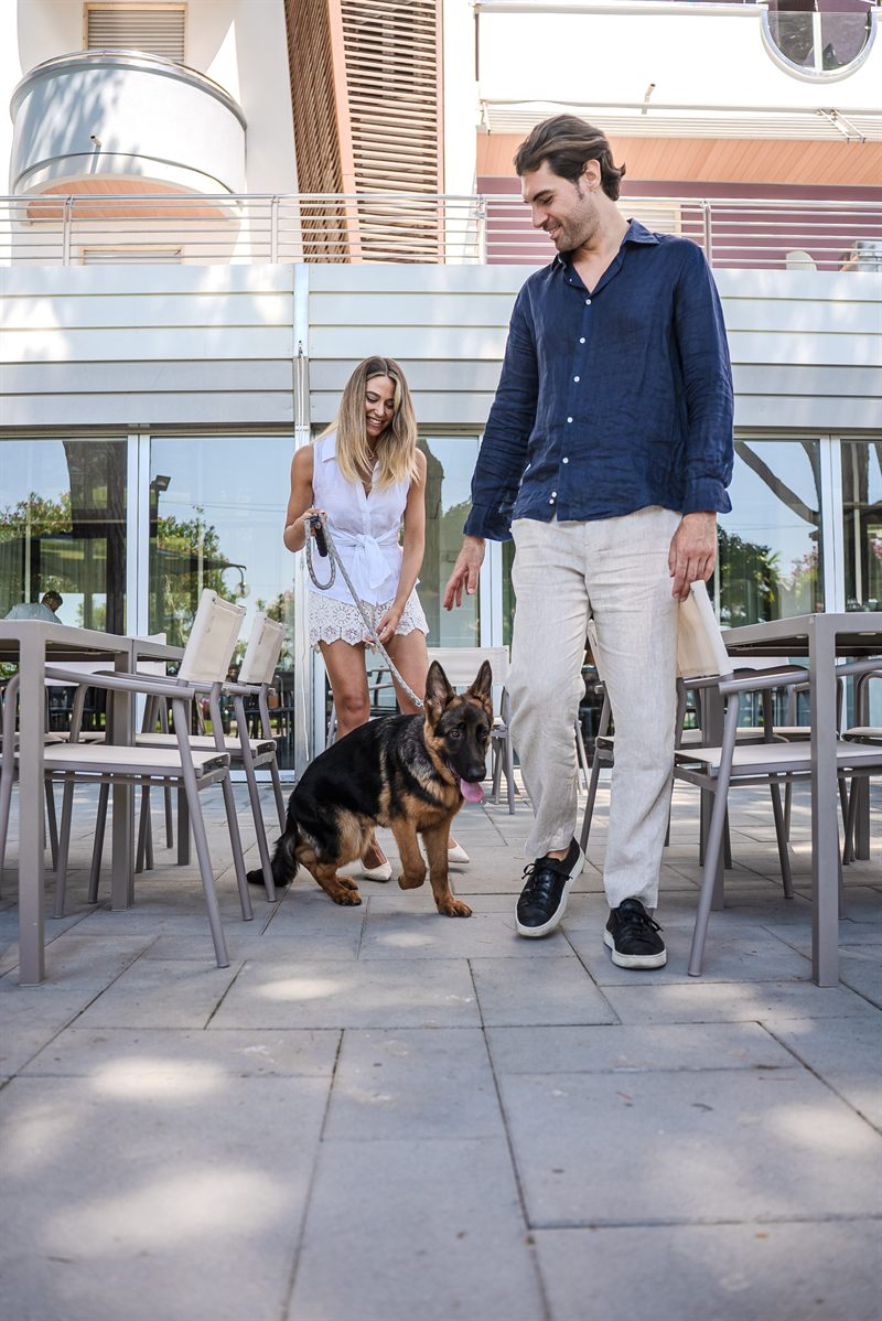 soggiorno con il cane in un hotel di Jesolo: passeggiata negli spazi esterni